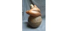 Sculpture en terre cuite Femme en repli sur sphère métal