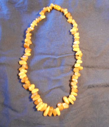 COLLIER VINTAGE EN AMBRE BLANC DE LA BALTIQUE 44 CM DE LONG
