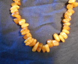COLLIER VINTAGE EN AMBRE BLANC DE LA BALTIQUE 44 CM DE LONG
