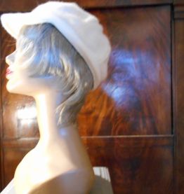 CASQUETTE BONNET BENETTON BLANC CREME T M NEUF ETIQUETTES TI