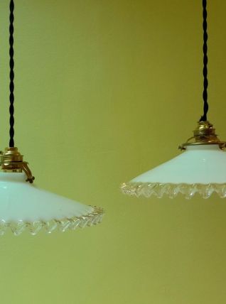 Paire de suspensions opaline gaufrées vintage 