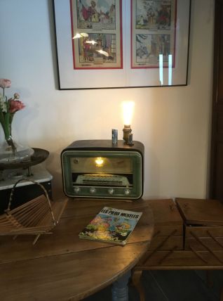 Lampe réalisée avec un ancien poste radio
