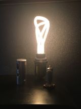 Lampe réalisée avec un ancien poste radio