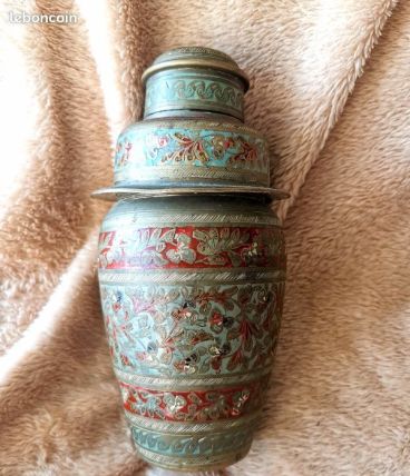 Urne Marocaine dorée en laiton gravé motifs floraux