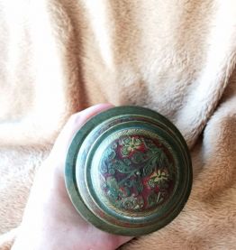 Urne Marocaine dorée en laiton gravé motifs floraux