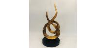 Sculpture en flammes entrelacées.