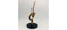 Sculpture en flammes entrelacées.