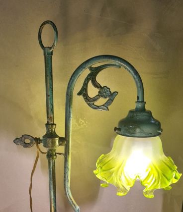 lampe laiton et jolie patine antique  et  tulipe verte opaqu