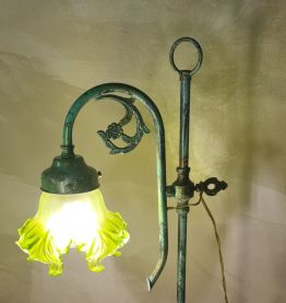 lampe laiton et jolie patine antique  et  tulipe verte opaqu