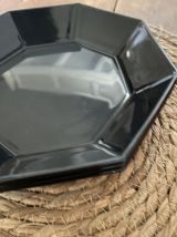 Assiettes noires octogonales années 80.