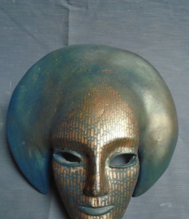 Masque décoratif en terre cuite patinée ,pièce unique