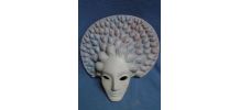 Masque décoratif aux coquillages en terre cuite patinée