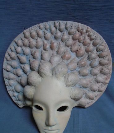 Masque décoratif aux coquillages en terre cuite patinée