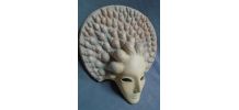 Masque décoratif aux coquillages en terre cuite patinée