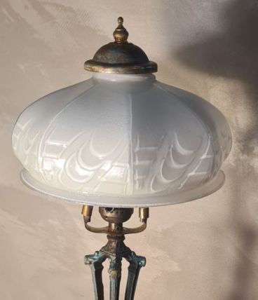 lampe ancienne patine bronze acier  et opaline blanche art d