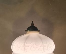 lampe ancienne patine bronze acier  et opaline blanche art d