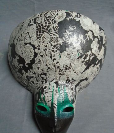 Masque décoratif terre cuite patinée et recouverte de papier