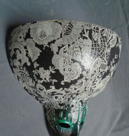 Masque décoratif terre cuite patinée et recouverte de papier