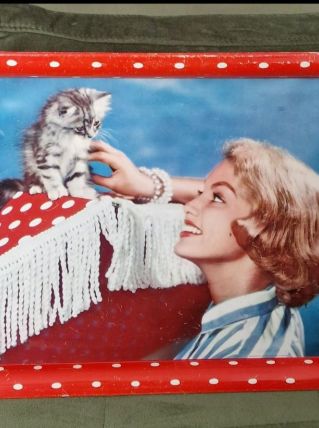 PLATEAU MÈTAL ANNÈE 50/60 ROUGE DAME avec SON CHATON