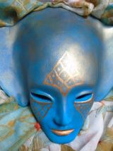 Masque décoratif en céramique peinte ,pièce unique