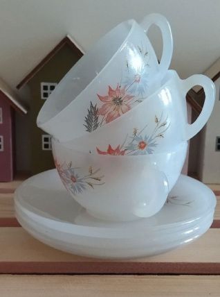 Lot de trois tasses et soucoupes Arcopal