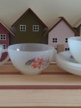 Lot de trois tasses et soucoupes Arcopal