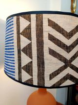 Grande lampe terre-cuite et abat-jour tribal vintage 
