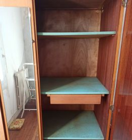 Armoire en bois massif vernis