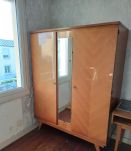 Armoire en bois massif vernis