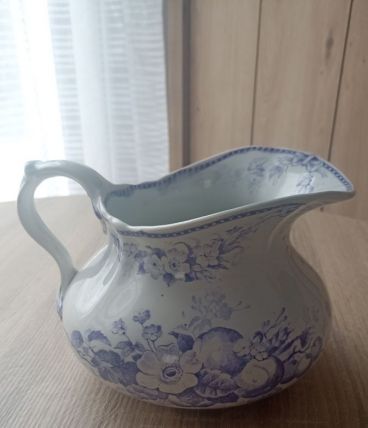 Broc de toilette ancien en faïence de Creil et Montereau