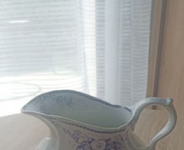 Broc de toilette ancien en faïence de Creil et Montereau