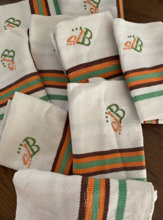 Serviettes de table vintage en orange et vert.
