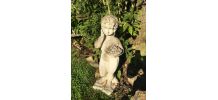 Enfant à la corbeille de fruits en béton