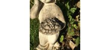 Enfant à la corbeille de fruits en béton
