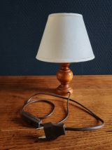 Lampe à poser vintage en bois et abat-jour en tissu 