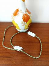 Lampe 1970 aux fleurs et abat-jour cuir sur mesure 