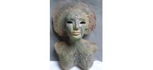 Masque buste féminin vestige ,terre et oxydes.