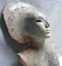 Masque buste féminin vestige ,terre et oxydes.