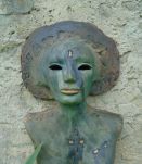 Masque buste féminin vestige ,terre et oxydes.
