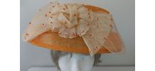 Chapeau en fil raphia orange et écru avec perles sequins