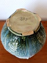 Cache pot art nouveau aux pivoines en barbotine 