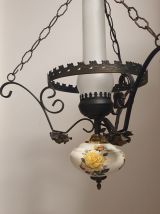 Ancien lustre fer forgé et porcelaine roses