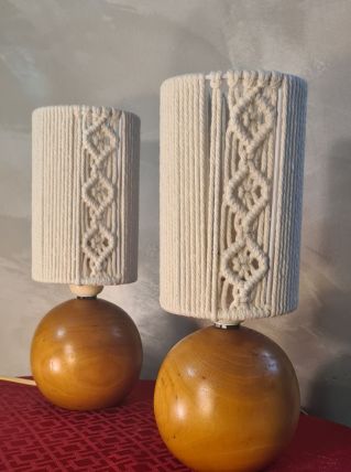 lampes de chevet boule bois massif et abat jour tressé blanc