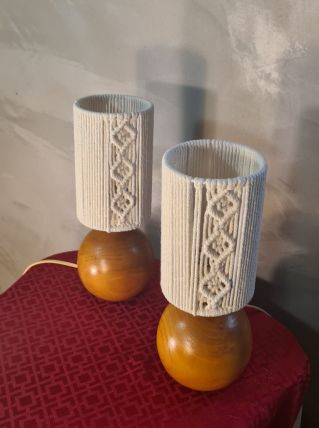 lampes de chevet boule bois massif et abat jour tressé blanc