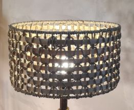 lampe de salon 1970 acier patiné abat jour corde et rotin 62
