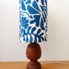 Lampe en bois brutaliste et abat-jour sur mesure