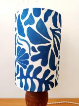 Lampe en bois brutaliste et abat-jour sur mesure