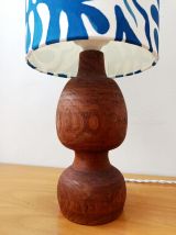 Lampe en bois brutaliste et abat-jour sur mesure