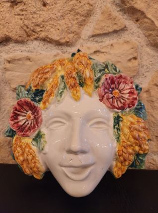Masque décoratif motifs floraux à accrocher.