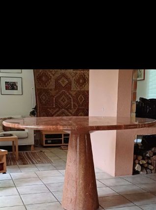 TABLE A MANGER EN TRAVERTIN ROUGE